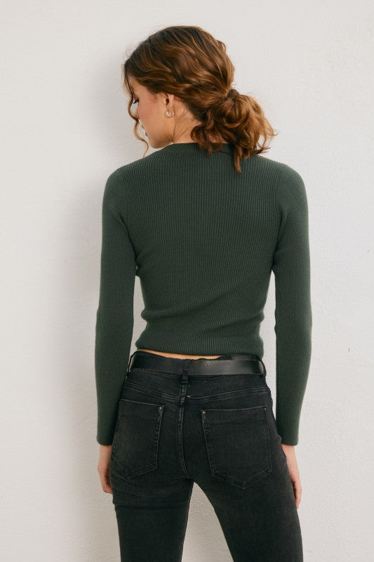 Fitted light sweater in deep green, featuring a ribbed texture and crew neckline, perfect for layering in Long Island boutique fashion.