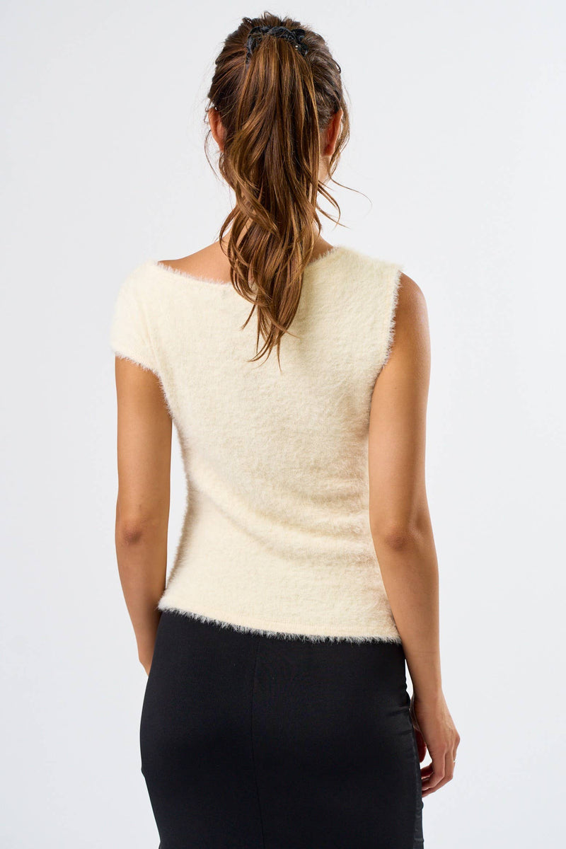 The Asymmetric Fuzzy Sweater