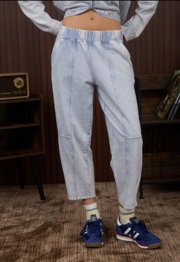 Light acid-washed high-waist capri joggers featuring a relaxed fit and tapered legs, perfect for casual Long Island boutique fashion.